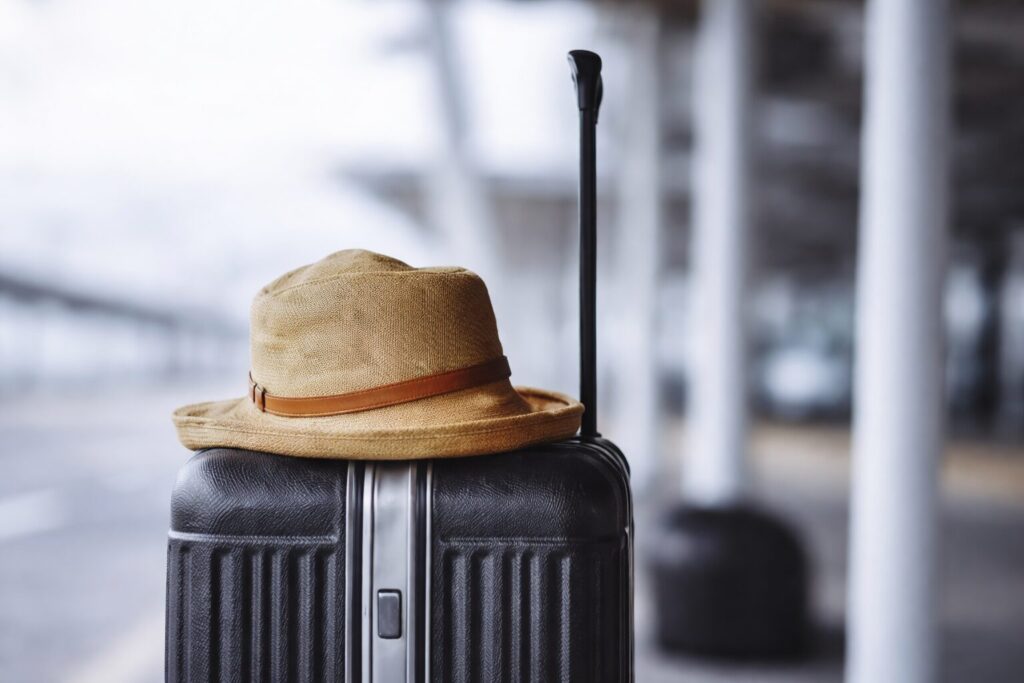 国内ひとり旅 出発をイメージするスーツケース
