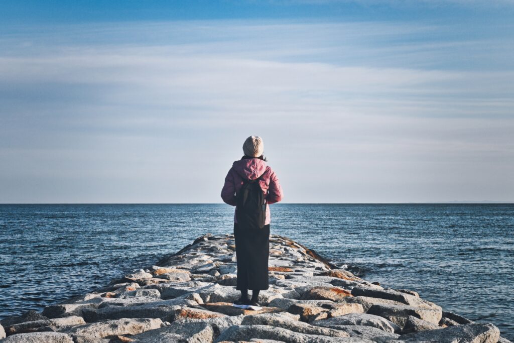 アラフォー女性 ひとり旅 目的を考える海辺の風景
